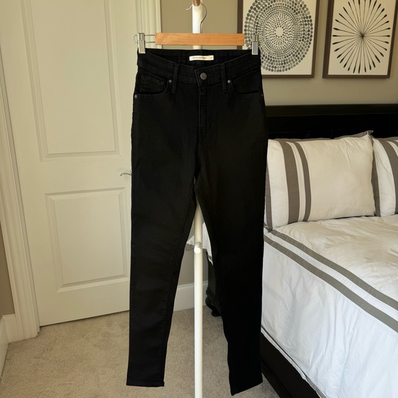 Levi’s 721 High Rise Skinny in Black - Picture 6 of 11
